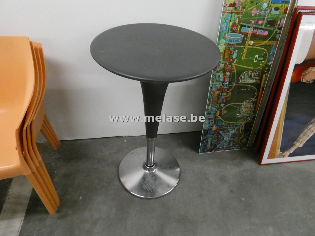 Tafeltje "Dr. no by Starck"