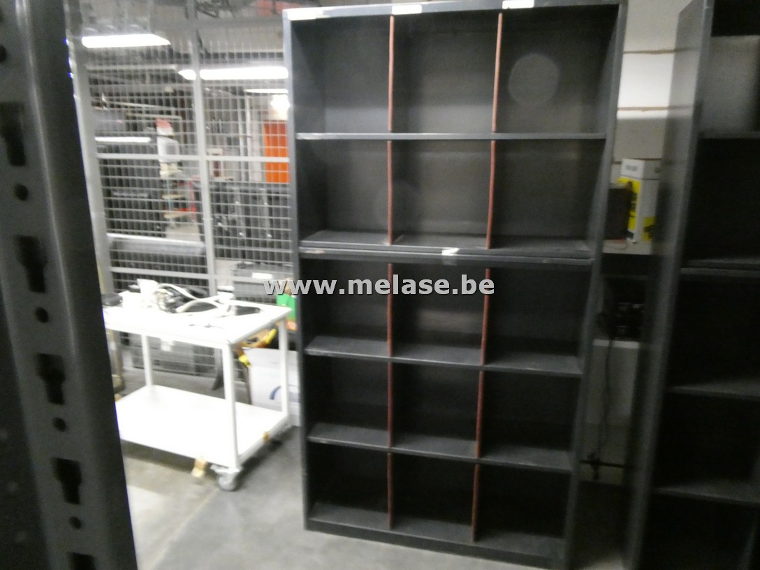 Zwarte metalen vakkenkast