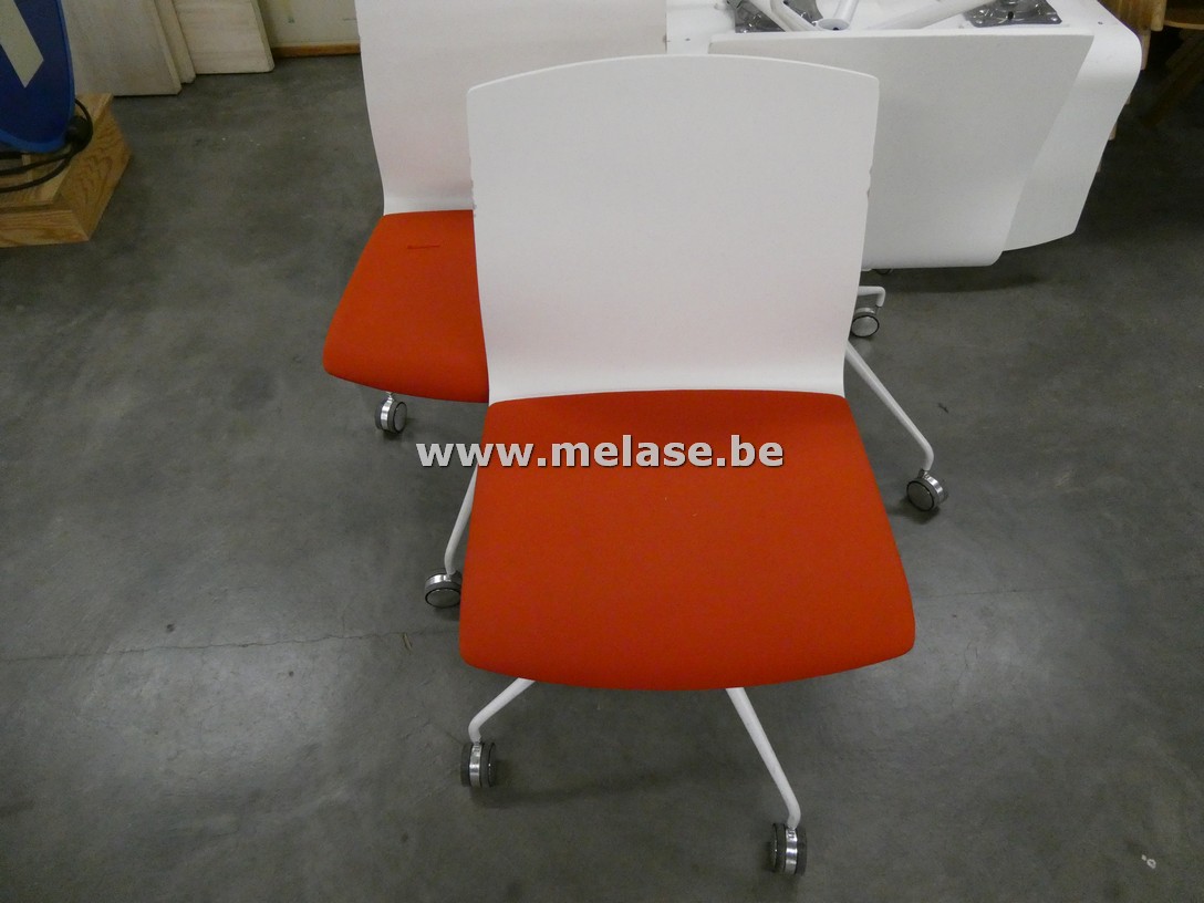 Wit/rode stoelen op wieltjes