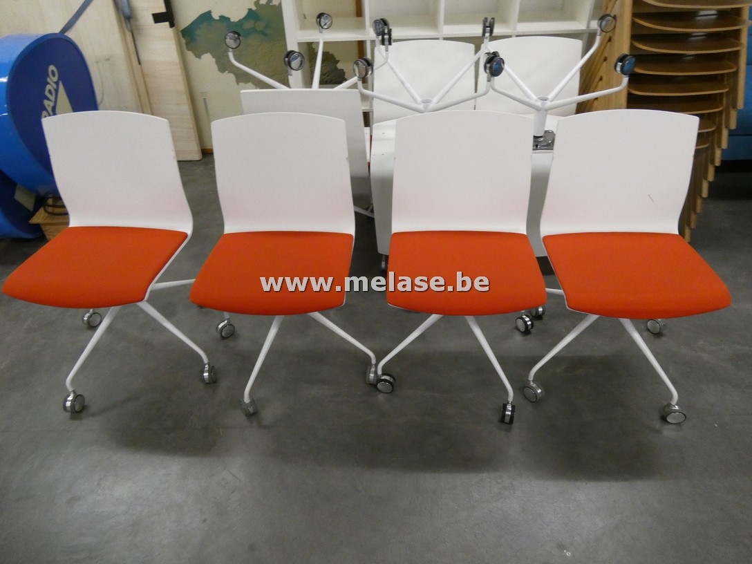 Wit/rode stoelen op wieltjes