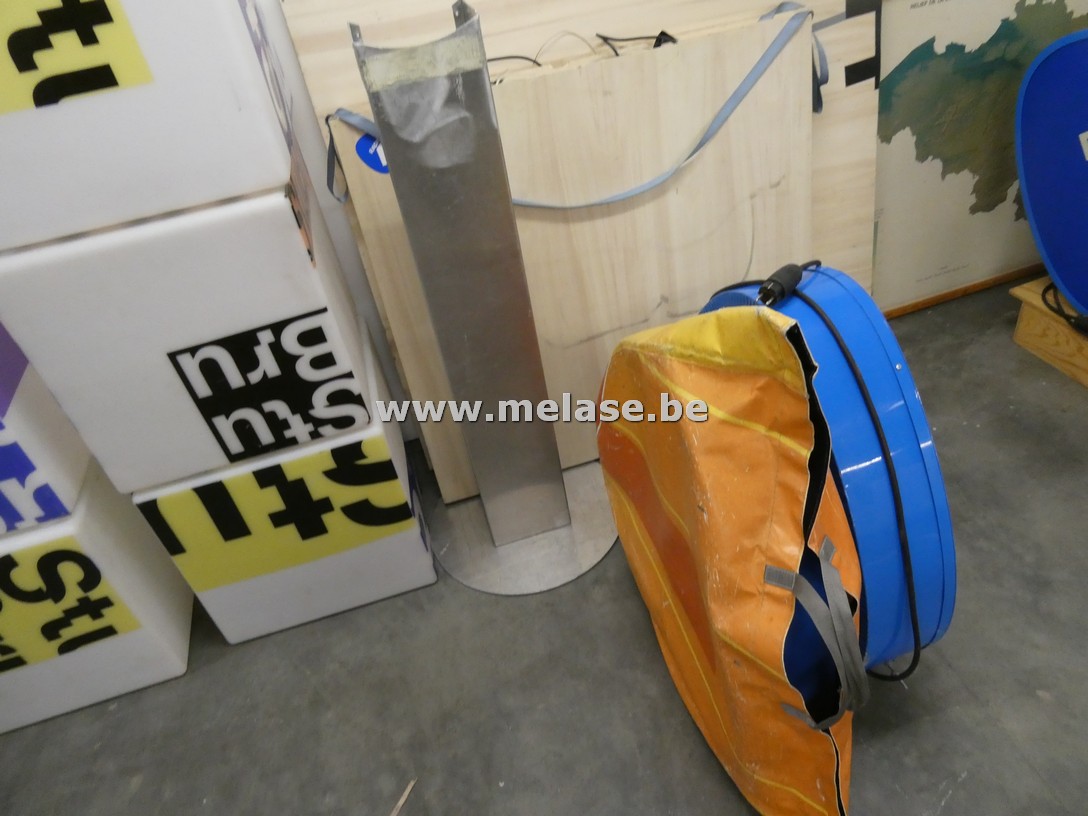 Zuil met 2 reclameborden met verlichting "Radio 1"