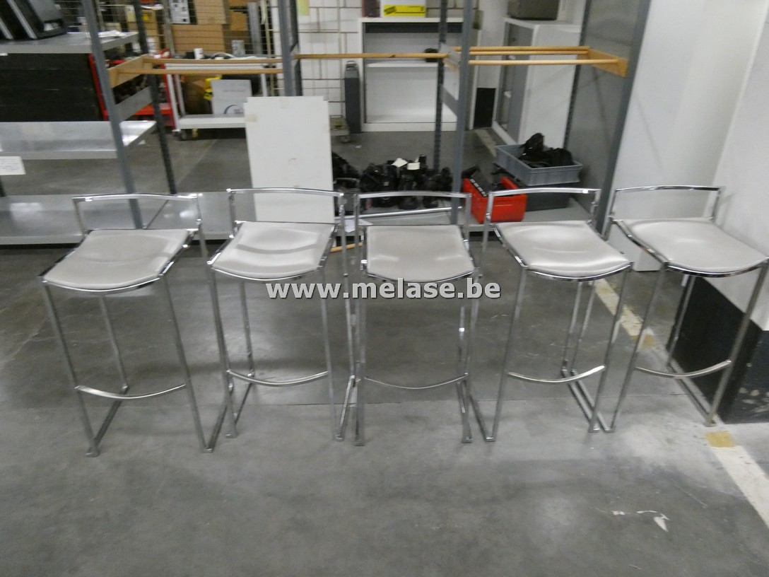 Metalen barkrukken "grijze lederlook zit"