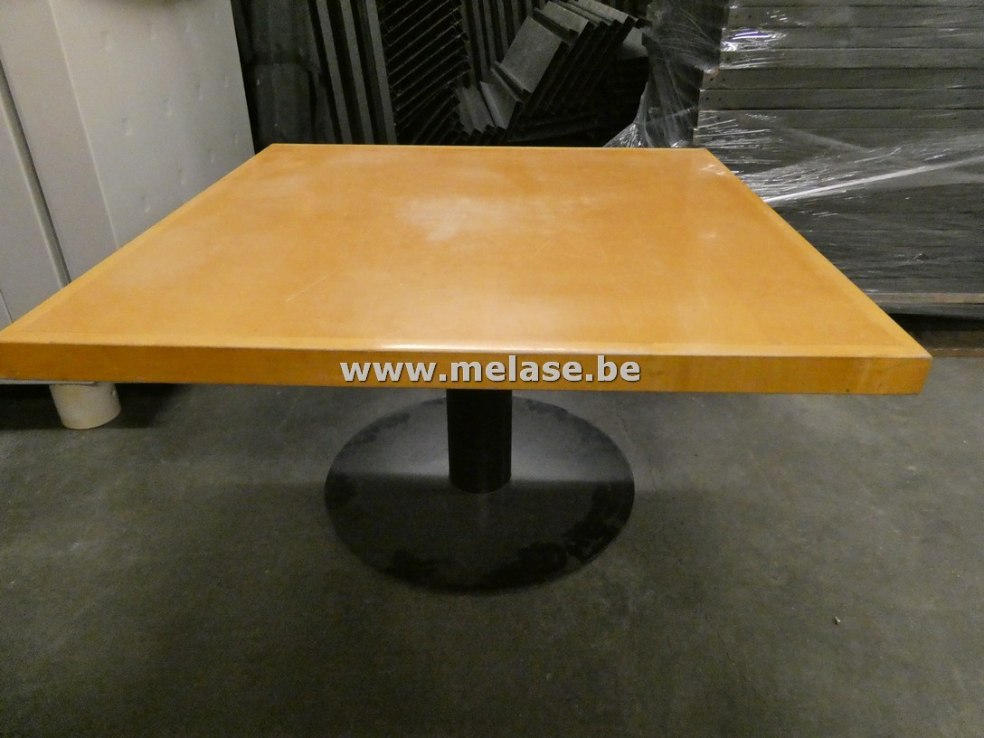 Salontafel met metalen voet en dik houtenblad