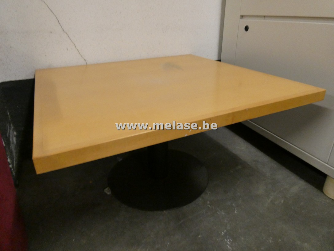 Salontafel met metalen voet en dik houtenblad
