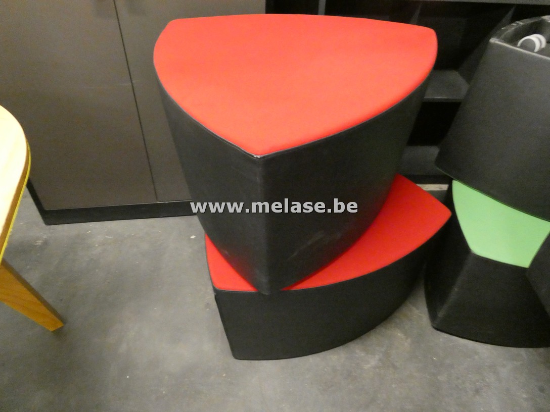 Poef op wieltjes "rode stof"