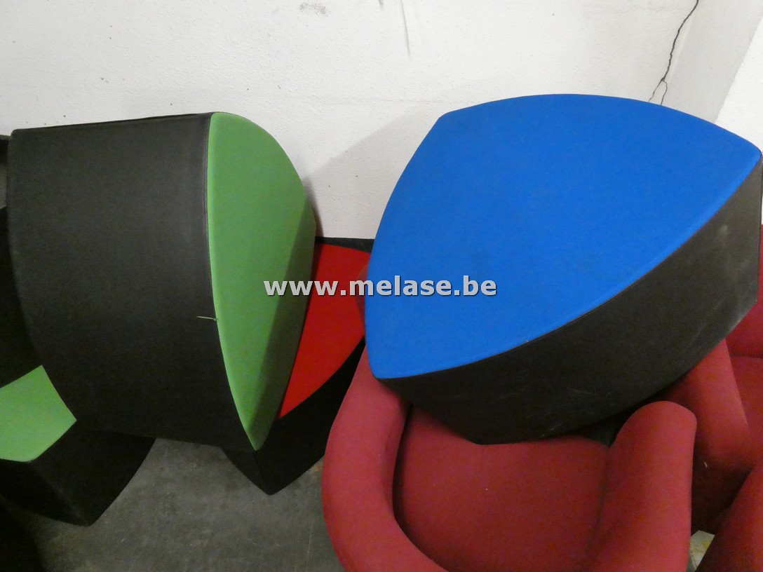 Poef op wieltjes "rood - blauw en groene stof"